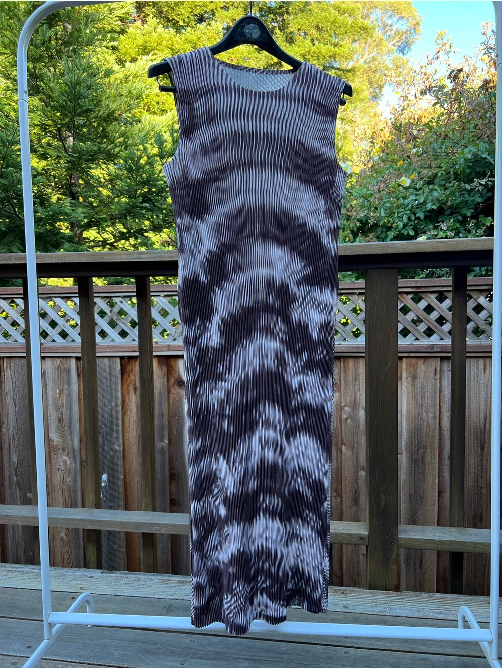 Sleeveless pleated dress with abstract swirl print